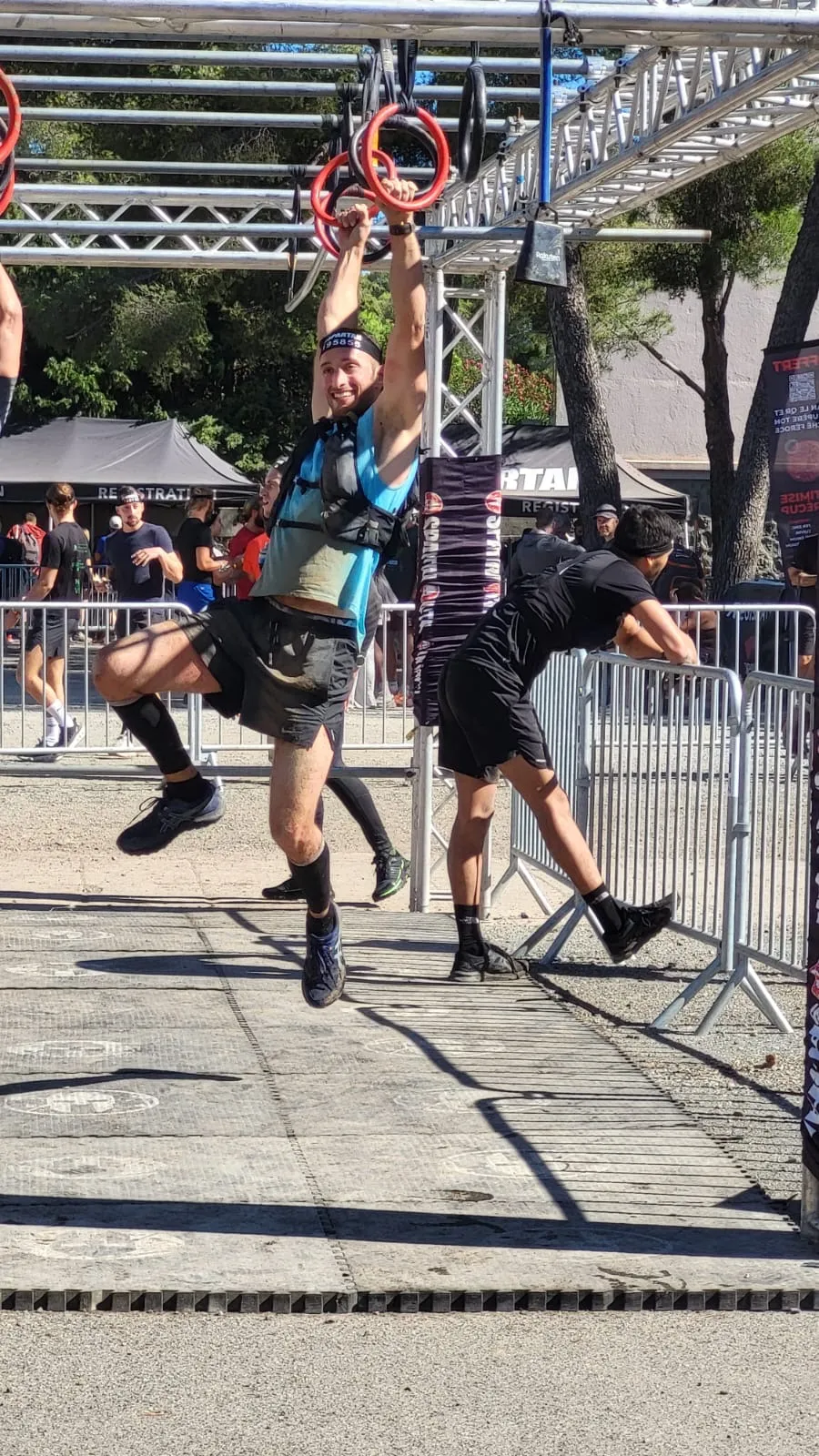 Aurélien Roscini Vitali suspendu aux anneaux d'une Spartan Race — l'expérience des courses hybrides au service des athlètes Hyrox
