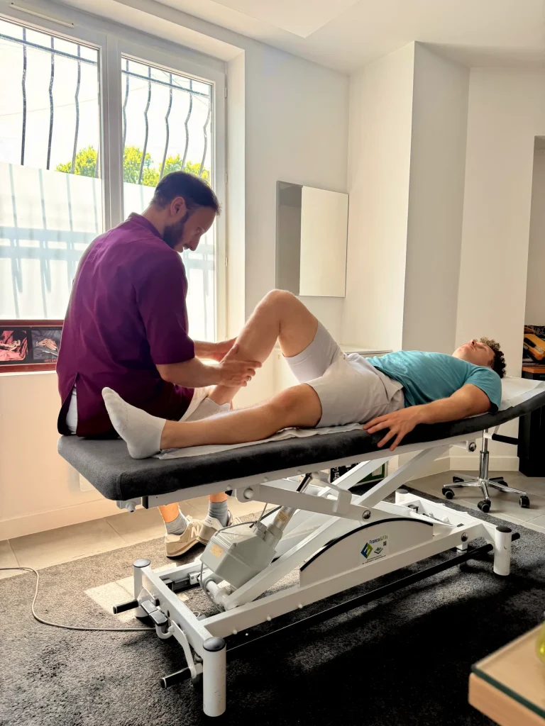 Travail ostéopathique du mollet d'un triathlète après une séance d'entraînement course à pied