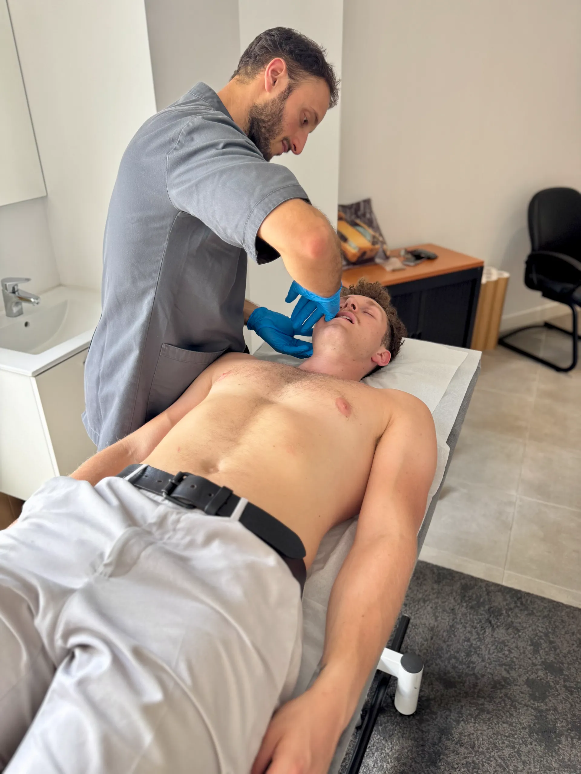 Technique intra-buccale du muscle ptérygoïdien lors du traitement ostéopathique d'un SADAM