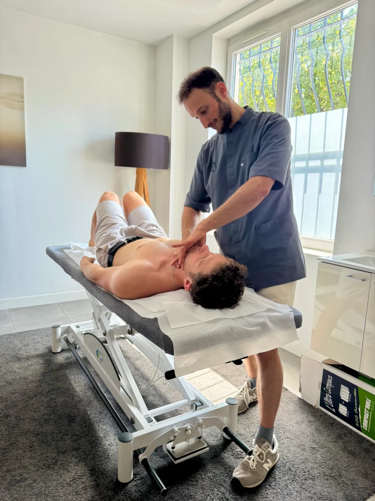 Technique ostéopathique douce de la langue et de l'os hyoïde pour relâcher les muscles masticateurs d'un patient bruxomane