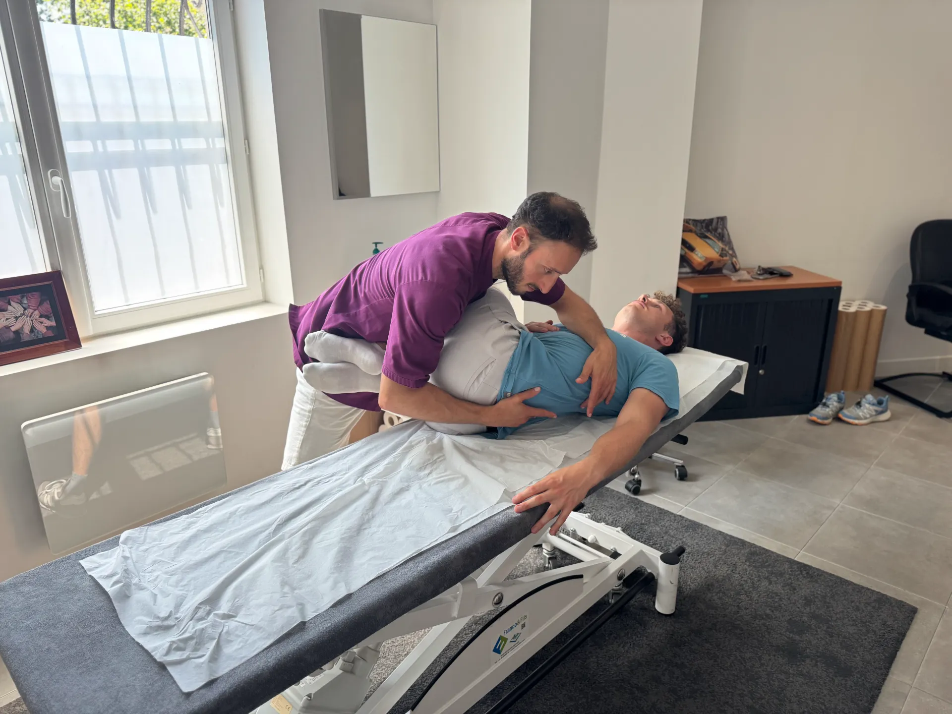 Technique articulaire du bassin et de la sacro-iliaque pendant le traitement ostéopathique