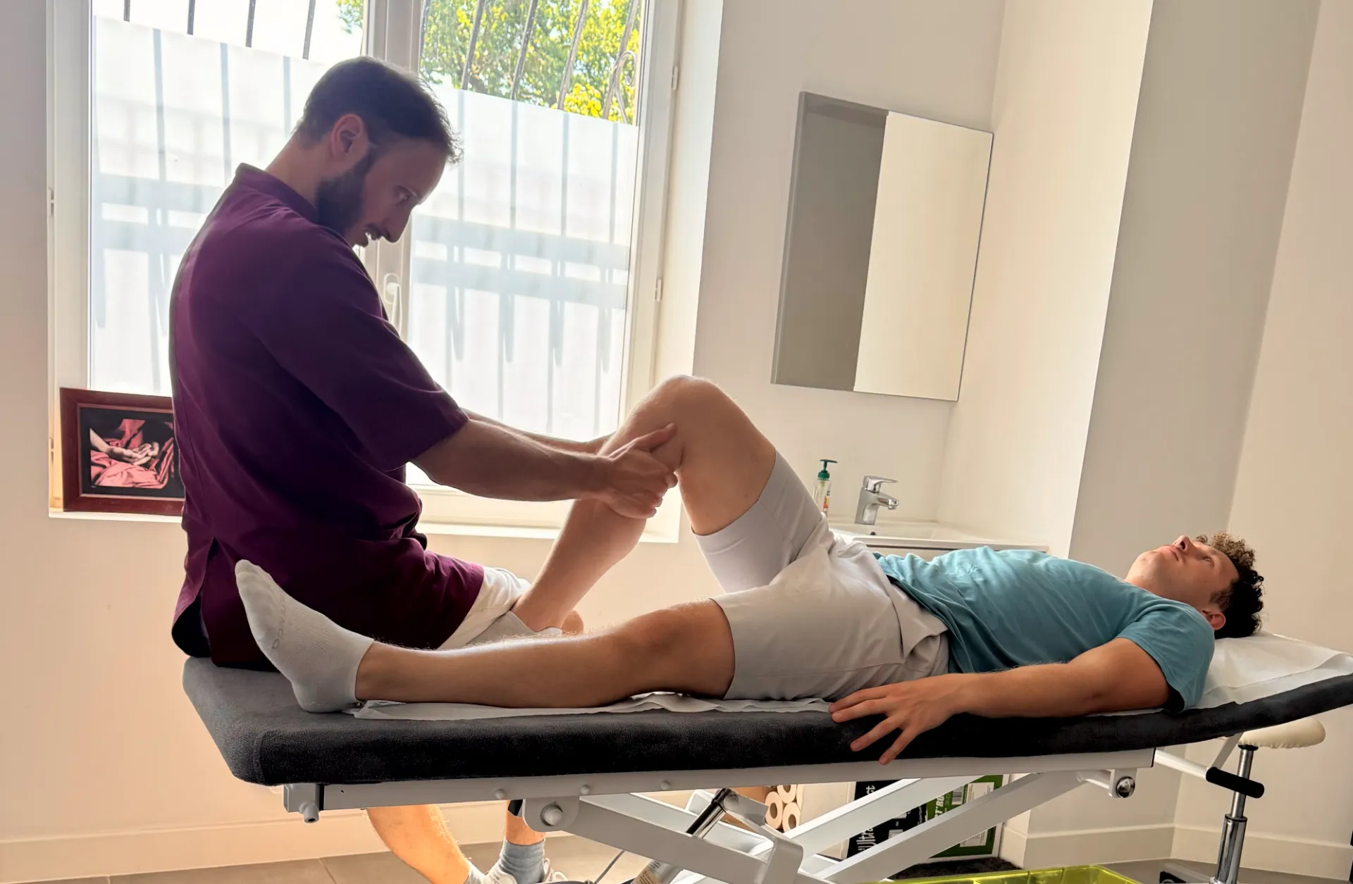 Test du ligament croisé du genou pendant la phase de tests d'une consultation d'ostéopathie
