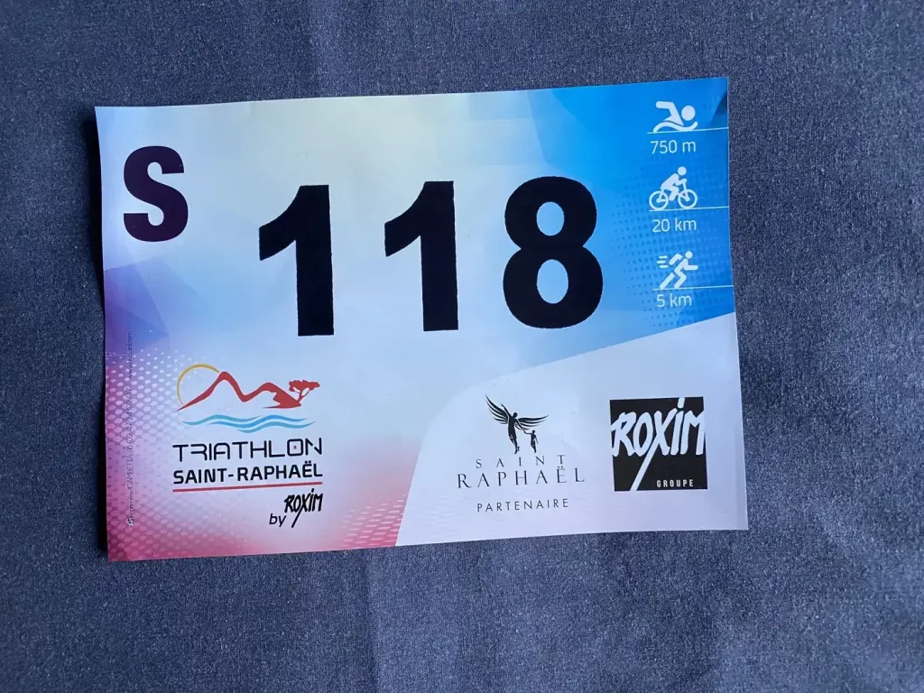 Dossard du triathlon de Saint-Raphaël, format S, 750 m de natation, 20 km de vélo et 5 km de course