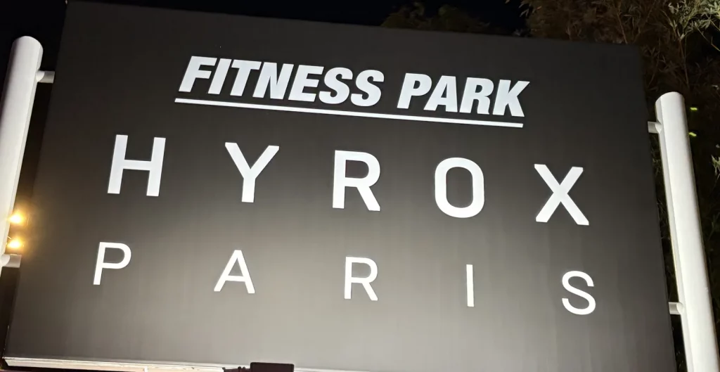 Panneau Hyrox Paris à Fitness Park, compétition disputée par Aurélien Roscini Vitali