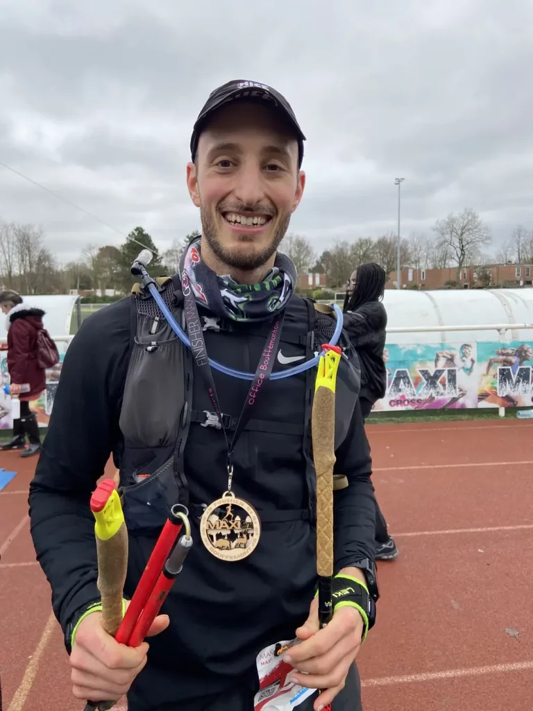 Aurélien Roscini Vitali après le MaxiCross Challenge, médaille et témoins de relais en main