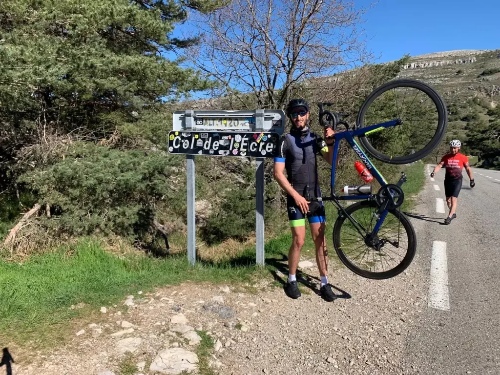 Aurélien Roscini Vitali, ostéopathe du sport, en vélo de route au col de l'Ecre
